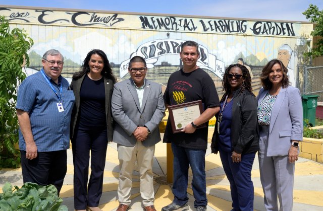 School Board President Anthony Parreira, Regional Administrator Martha Guzman, Rep. Duarte&rsquo;s field representative Christian Santos, Presidential Innovation Award for Environmental Educators Winner, Sergio de Alba, School Board Member Marlene Smith, School Principal Zelda D&iacute;as-Harper.